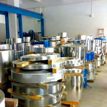 Nastro in acciaio inossidabile finitura No4 con tolleranza di 0,1 mm e resistenza alla trazione di 520-750 MPa per la produzione industriale